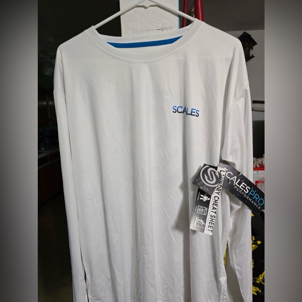 Men’s performance fishing shirts. Size XL